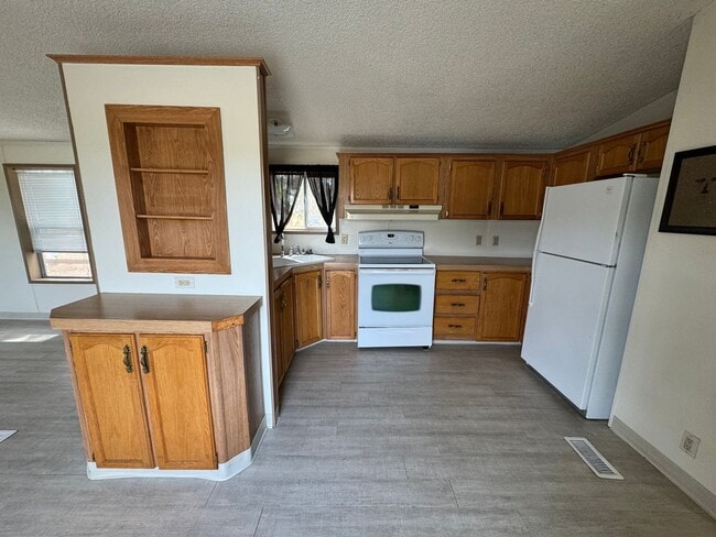 Building Photo - Pet Friendly 2bdrm, 2 bath home in the Cou...