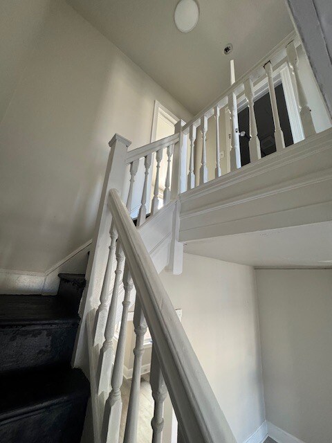 Building Photo - 918 E 17th St