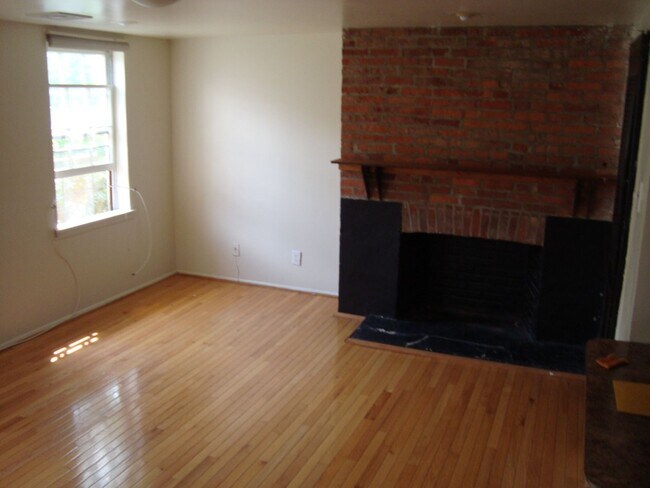 Building Photo - Roomy Bi-Level 2BR/2BA w/ In-Unit W/D in Washington Square West!
