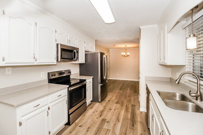 Building Photo - 1800 Hedgelawn Dr