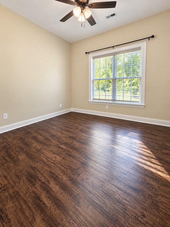 Building Photo - 32 Sarjon Cir
