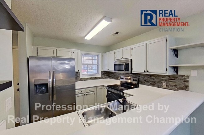 Building Photo - Recently updated 2 BD/1.5 BA End Unit Townhome w/Community Pool