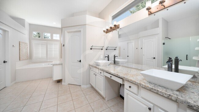 Building Photo - Gorgeous Rancher Located in University Bluffs