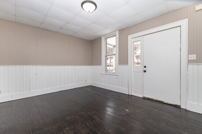 Building Photo - 910 W Locust St