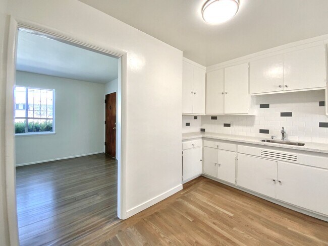 Building Photo - NEWLY RENOVATED Unit, w/ HIGH CEILINGS, Sp...