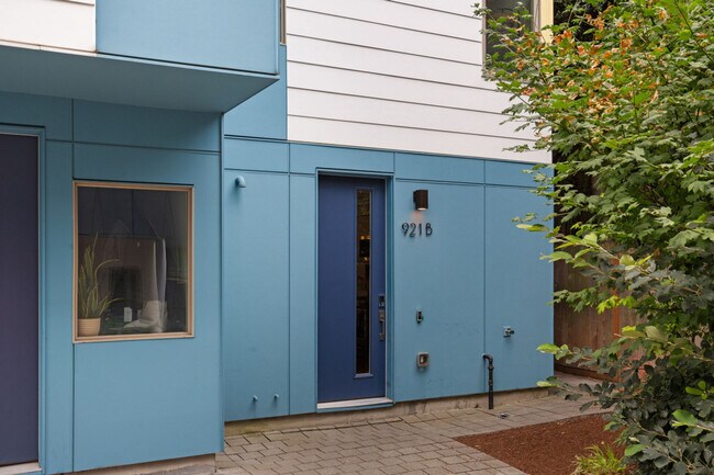 Building Photo - 913 10th Ave E