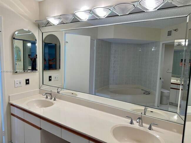 Building Photo - 19101 NE 36th Pl