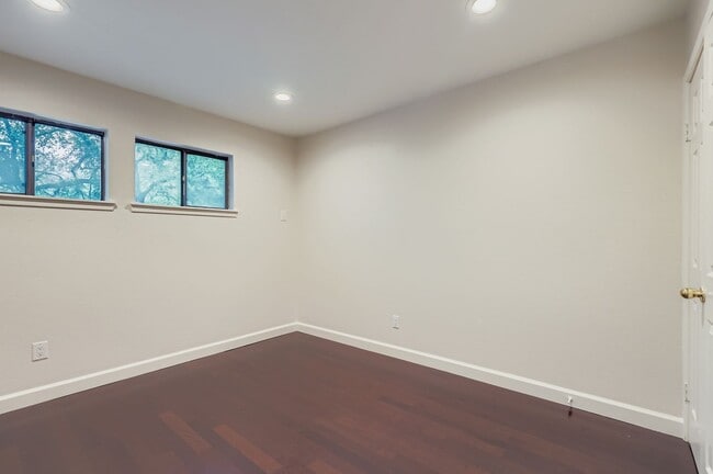 Building Photo - 8600 Tallwood Dr