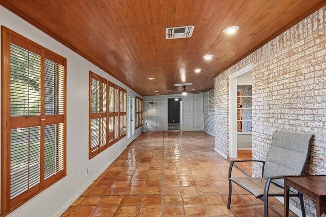 Building Photo - 21 Larkwood Ln
