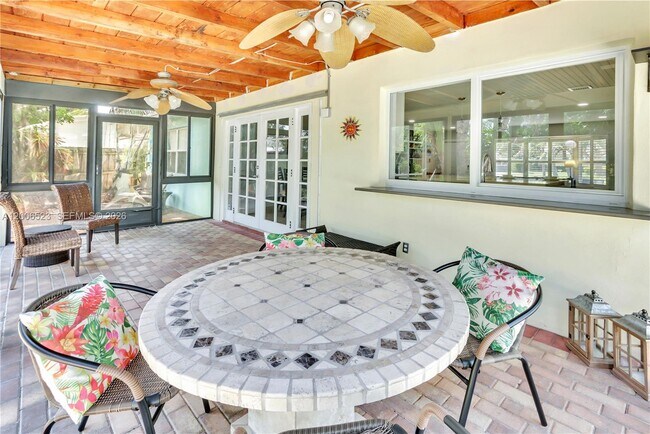 Building Photo - 222 SE 11th Ct