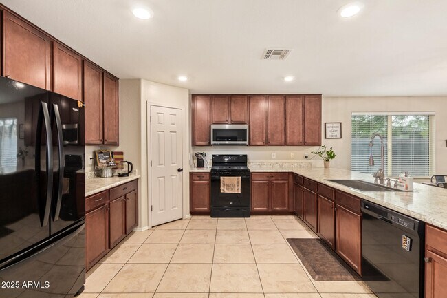 Building Photo - 17192 W Pinnacle Vis Dr