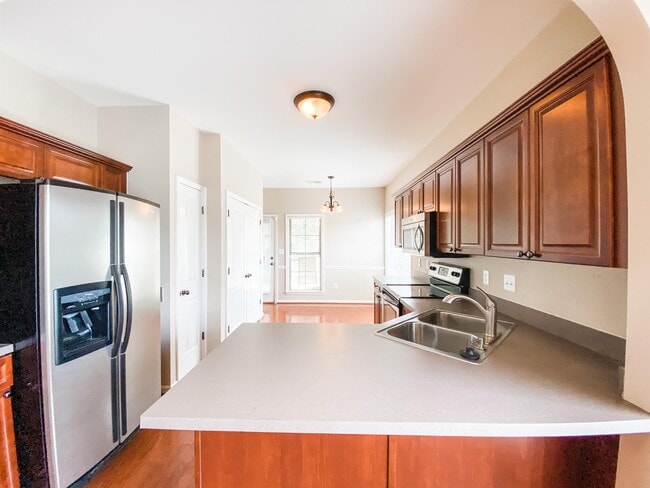 Building Photo - 2464 Ridgemont Dr