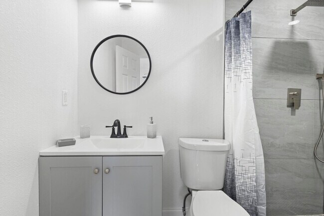 Building Photo - 1932 Lake St