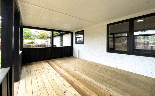 Building Photo - 3BR Home in Shell Point – Sunroom | Garage | Prime Location