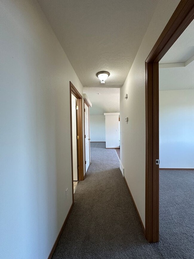 Building Photo - 419 N Arbutus Ave