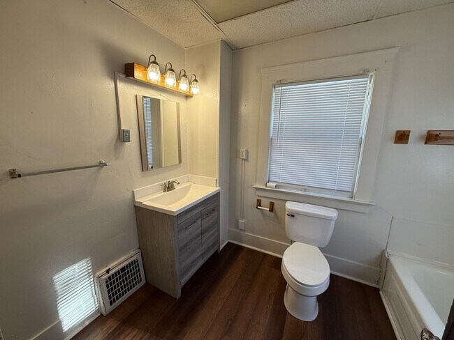 Building Photo - 4-Bedroom Home Near Downtown Jackson