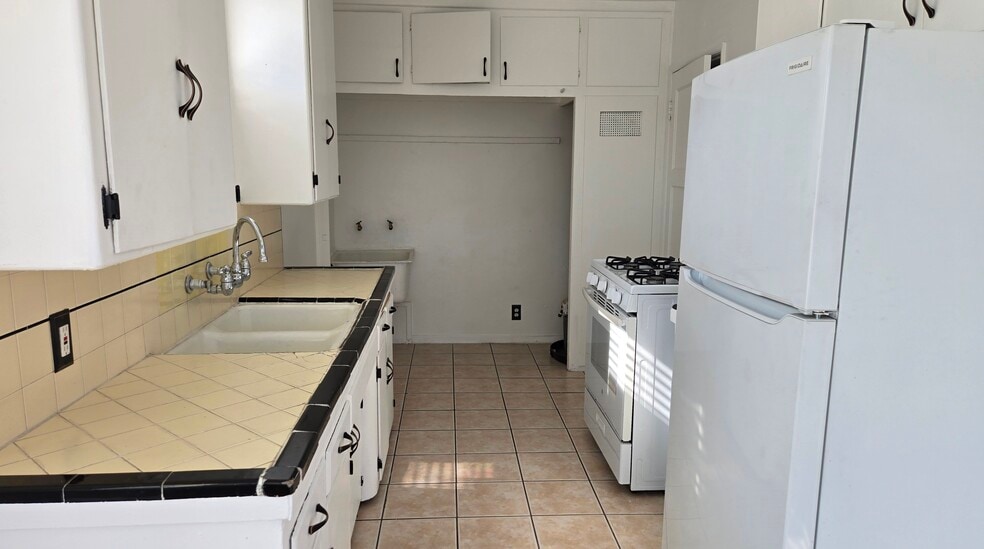 Building Photo - 3554 Locke Ave