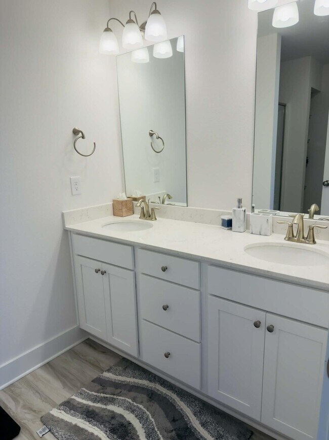 Building Photo - 40 Hawk St