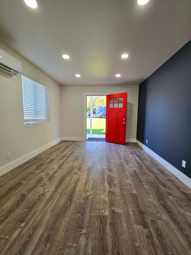 Building Photo - 13-15 Brenton Ln