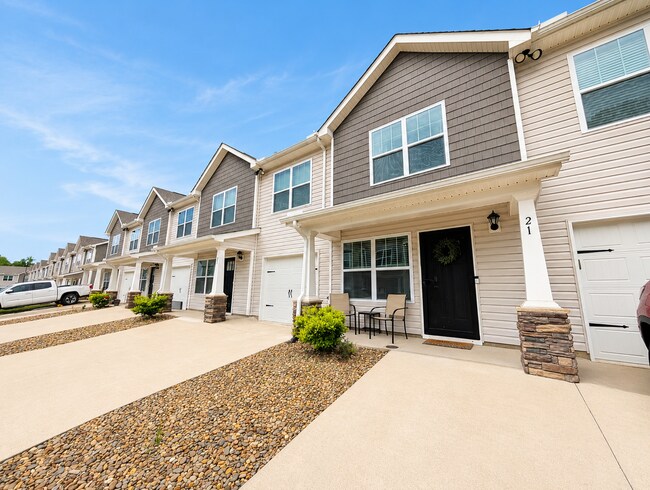 Building Photo - Arden Townhouse w/ One Car Garage