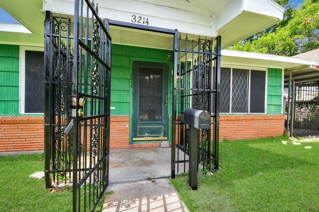 Building Photo - 3214 Tuam St