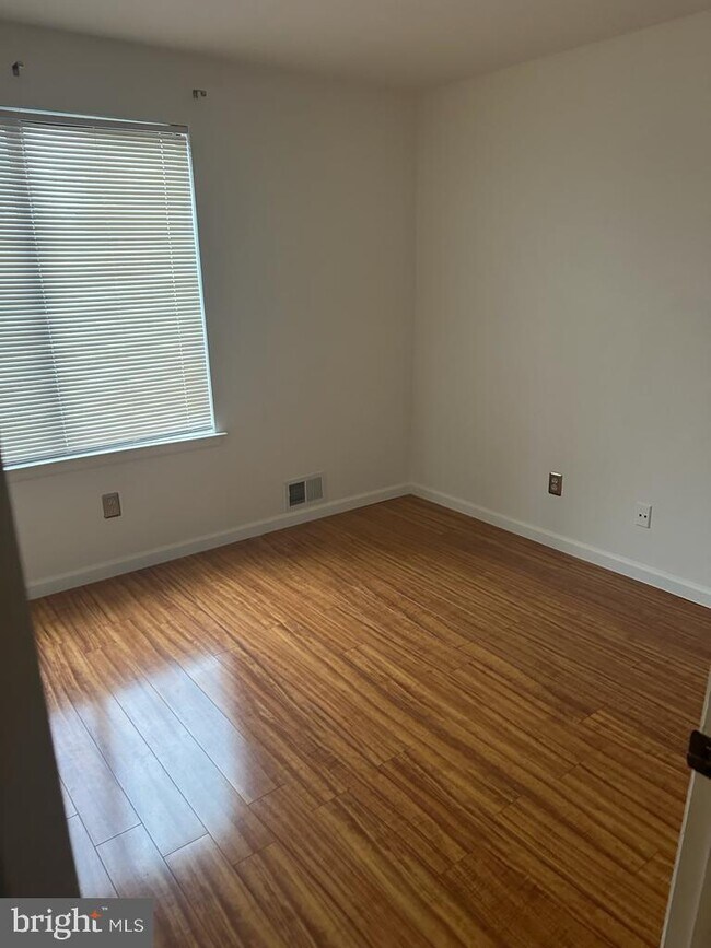 Building Photo - 113 The Woods