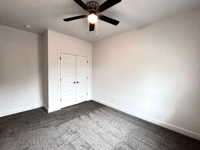 Building Photo - 418 NW Retreat Ln