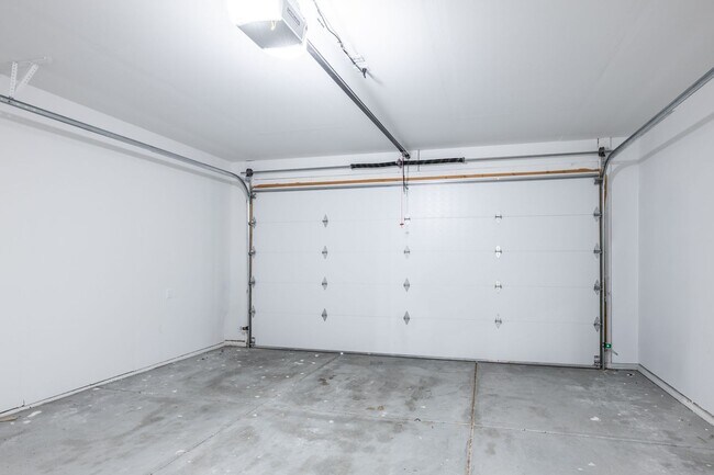 Building Photo - Beautiful 3 Bed, 2.5 Bath Townhome in Ashton - Shorter lease terms available