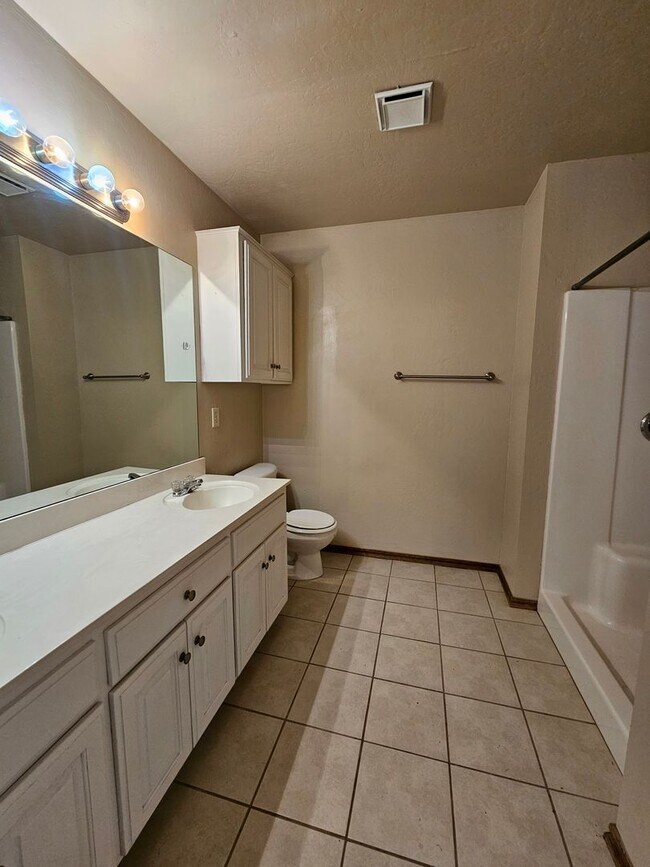 Building Photo - (4) Bed/(2) Bath in Moore w/ Shelter Avail NOW! Pets Negotiable!