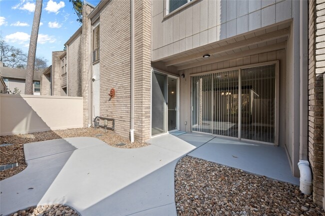 Building Photo - 2113 Lake Village Dr