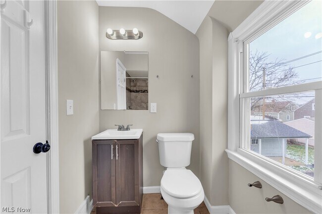 Building Photo - 8008 Pelham Dr