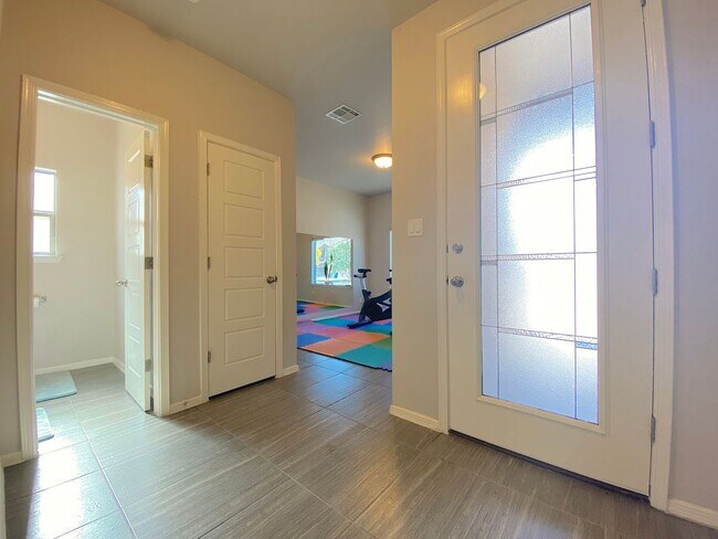 Building Photo - East El Paso 3 bed Refirg A/C