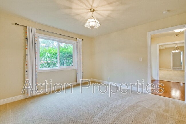 Building Photo - 649 Hollingsworth Dr