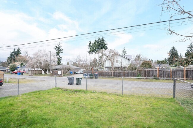 Building Photo - Remodeled 2BR w/ Garage, Fenced Yard & Stainless Steel Appliances