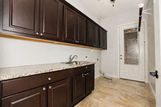 Building Photo - 527 Lily Ln