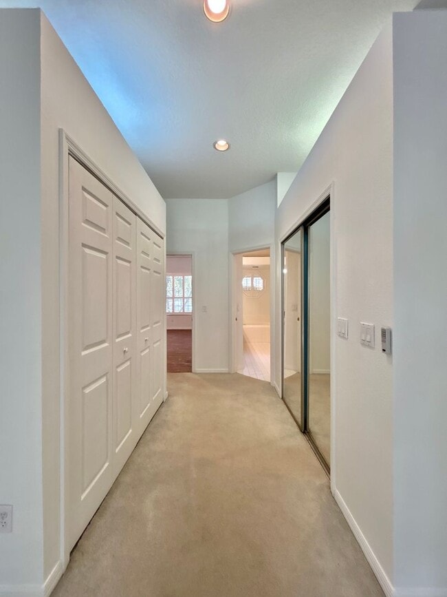 Building Photo - Beautiful Home with Water View in Eastwood!