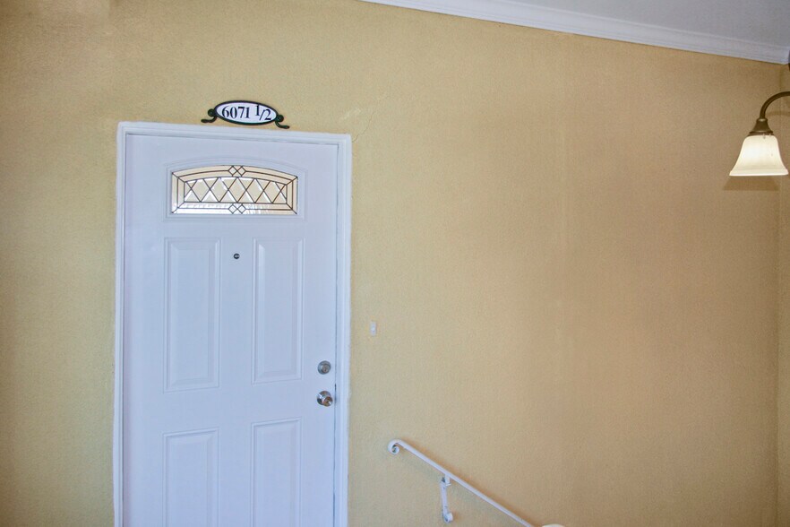 Building Photo - 6071 1/2 Pickford St