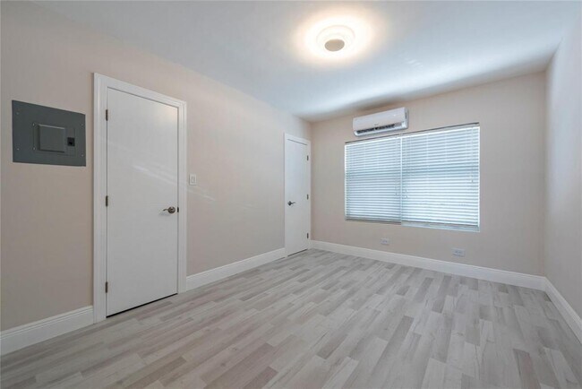 Building Photo - 628 NE 8th Ave