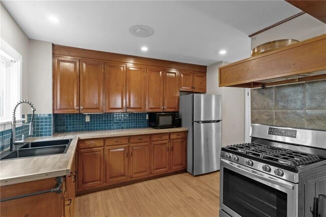 Building Photo - 19 Cross St