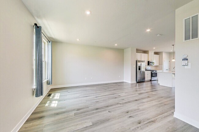 Building Photo - Meticulously Maintained 3 bedroom, 2.5 bat...