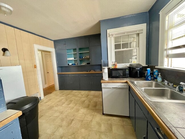 Building Photo - 1729 11th Ave