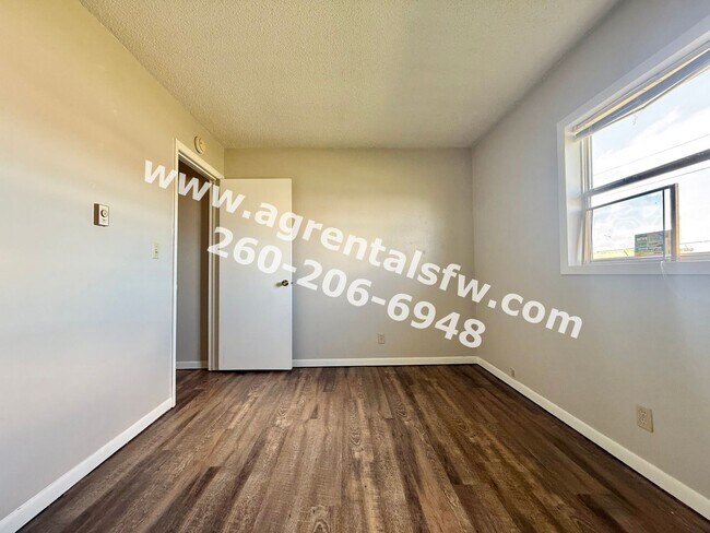 Building Photo - 1034 Lewis Pl
