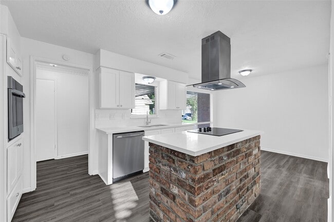 Building Photo - 2030 Mustang Springs Dr