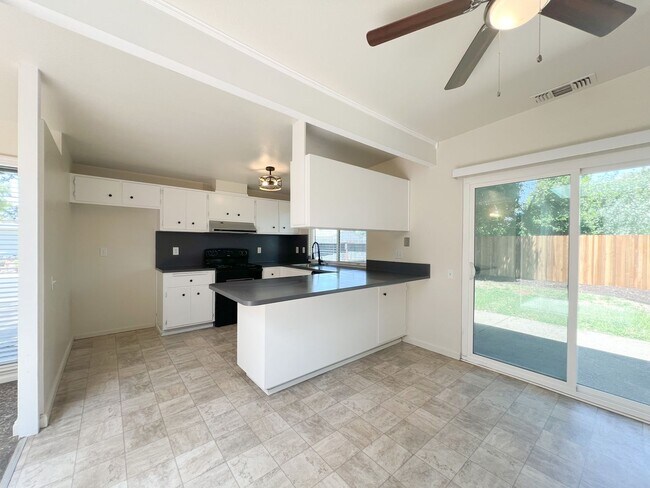 Building Photo - Spacious 3 Bed 2 Bath Home