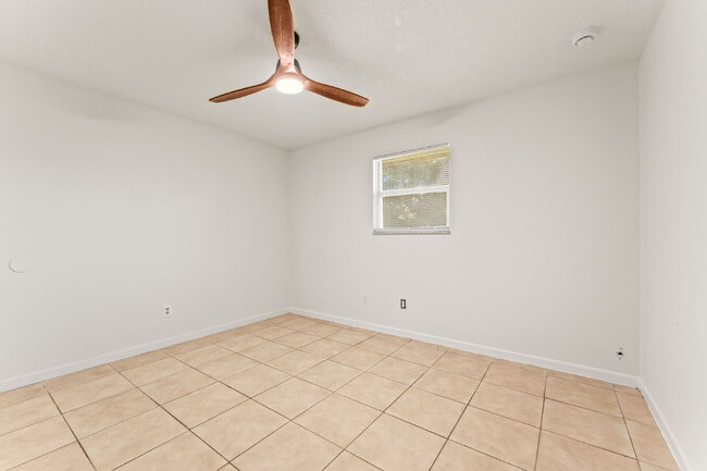 Building Photo - Charming 2-Bed Duplex Retreat in Edgewater...