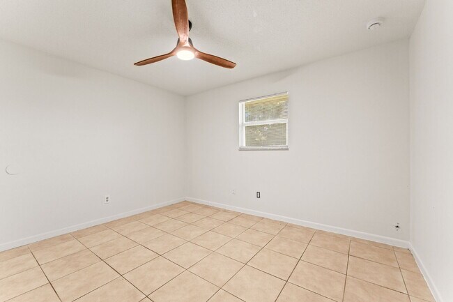 Building Photo - **FIRST MONTH FREE RENT OFFER** Charming 2-Bed Duplex Retreat in Edgewater, so close to the beach...