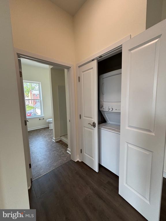 Building Photo - 320 Main St