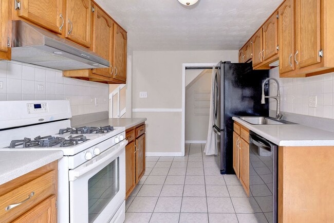 Building Photo - Spacious Duplex in Coventry