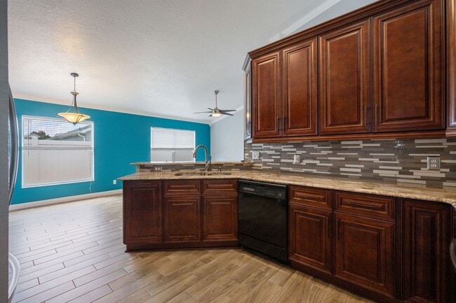 Building Photo - Fully renovated and updated 3/2/2 home with HUGE fenced yard in East Orlando