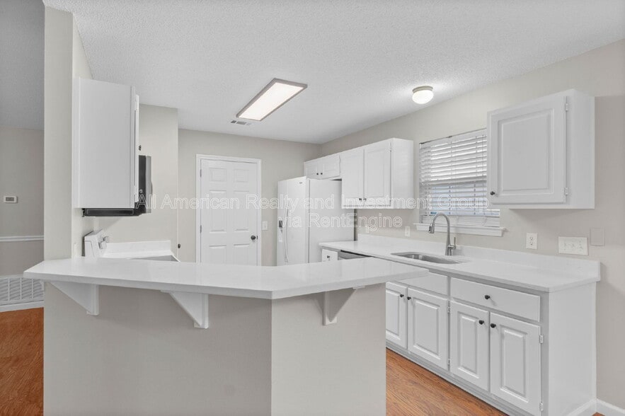 Building Photo - 993 John Wayne Cir